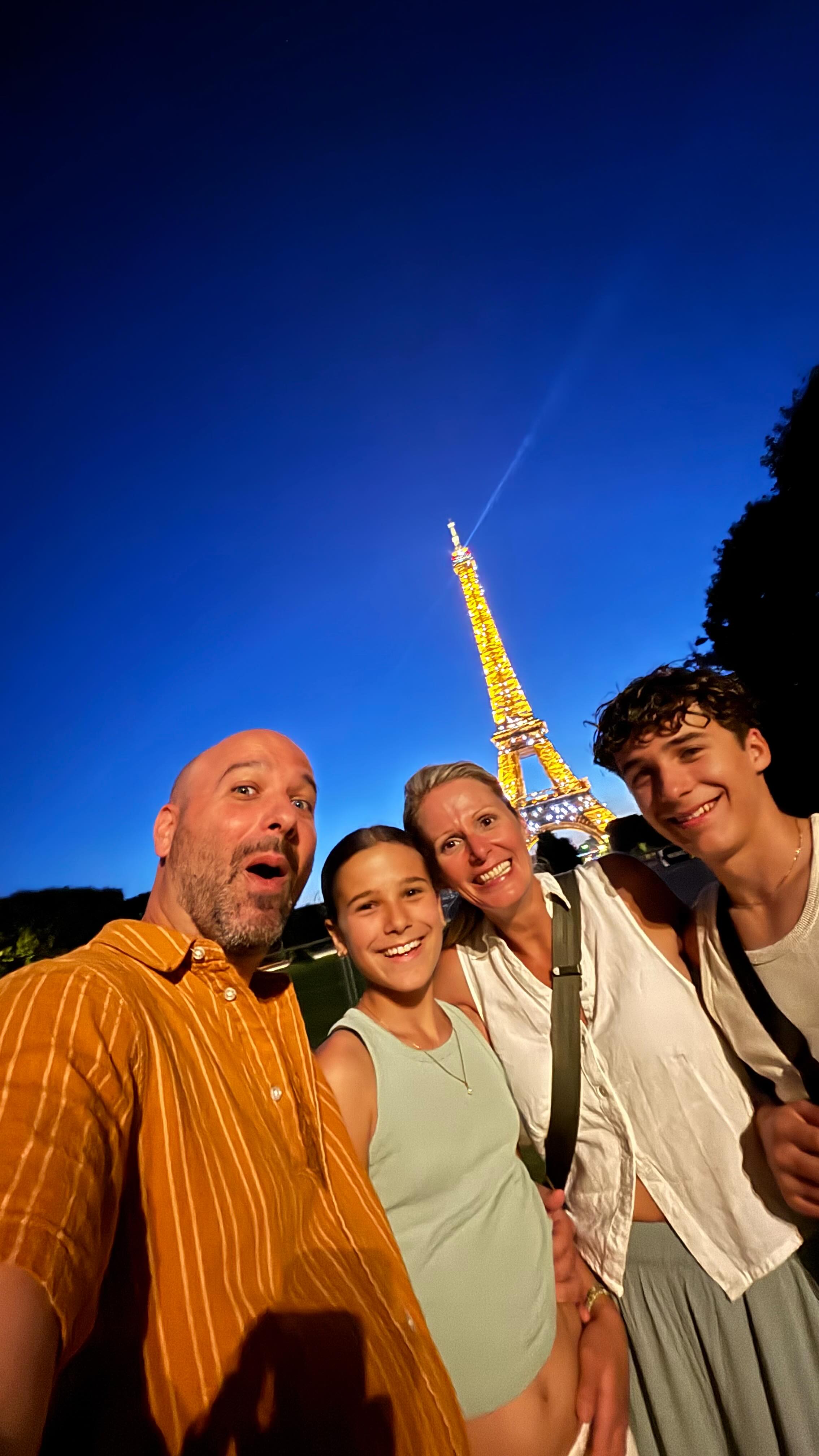L’apéro de notre voyage à Paris 🇫🇷

Beau, mais … trop chaud, trop de monde, étourdissant… pour des êtres humains qui débutaient leur mois de vacances. 
Paris, merciiiiiii 🫶🏻
#paris