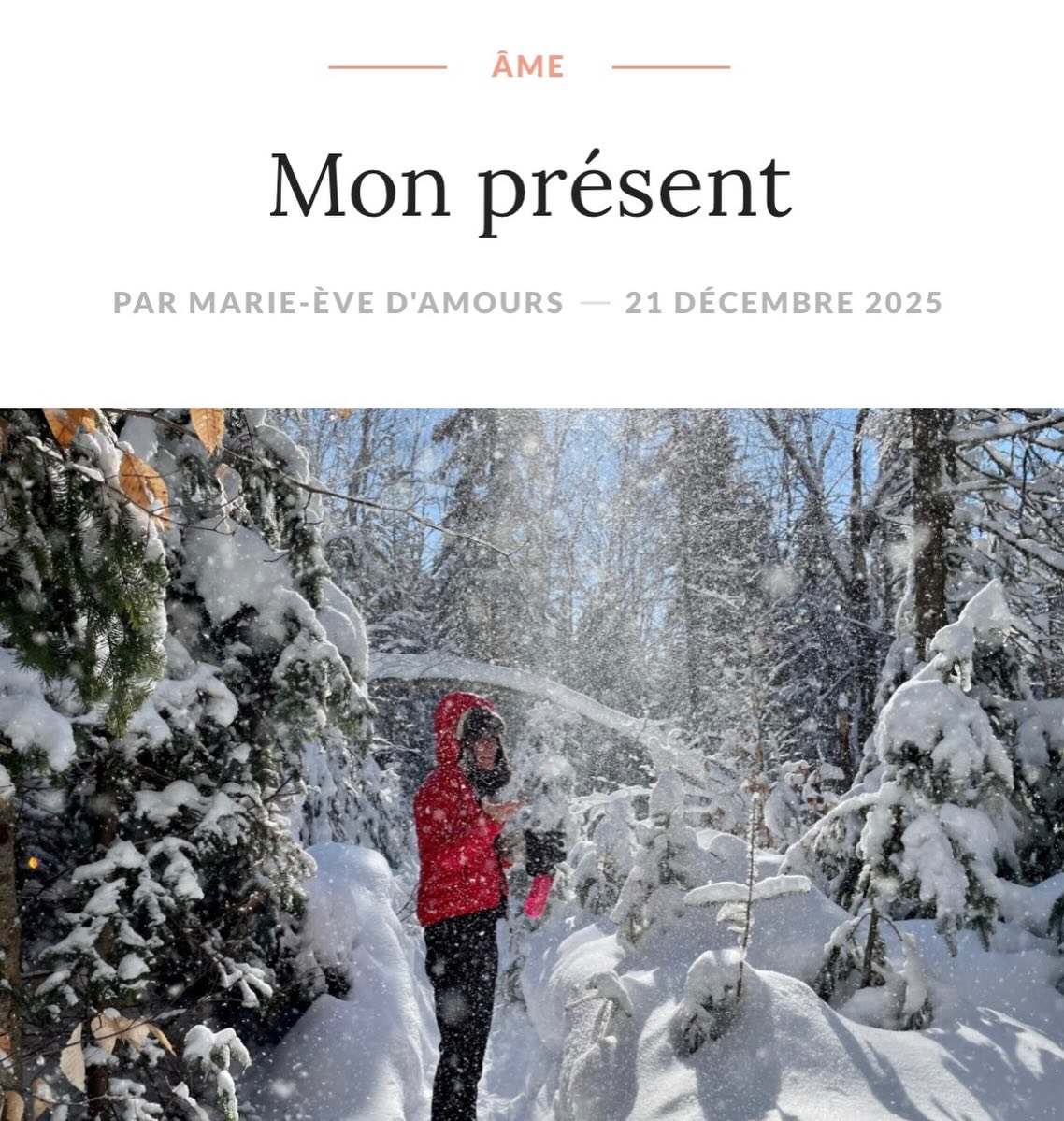 Que tu sois dans la dèche ou dans la ouate, 2025 tire à sa fin. L’as-tu vu passer toi?

« Le temps passe assez vite, je n’ai pas vu l’année passée! », la phrase fétiche que j’entends partout. Tout le temps. L’affaire, c’est que s’il y a quelque chose de stable présentement, ce sont les secondes qui traversent les journées. Les mois. Les années. Tic. Tac. Lui. Il a compris de garder le beat. L’équilibre parfait, depuis des lustres, c’est beau quand on y pense.

Équitable de notre vivant, la vie nous offre son temps gratuit. Quel présent inestimable! Tenant ce cadeau trop souvent pour acquis, on court après comme des dindons sauvages pas de tête, en comblant chaque minute overremplie de « Il faut ». Je me suis vue à mon premier jour de vacances, checklist à la main, ça allait vite ma gymnastique de dernière minute. Respire fille!

Regarder la neige tombée. Savourer le « juste être ensemble ». Ressentir chaque caresse des gens d’amour que j’aime. Mettre ma passion des siestes de l’avant. Jouer, oui, jouer beaucoup. Rire vrai, rire fort. Goûter pleinement tout ce que je me mettrai sous ma dent salée… Aimer. Je vous souhaite ce que je me souhaite, avec une dose supplémentaire pour les dents sucrées!

Joyeuses fêtes,
ME🤍